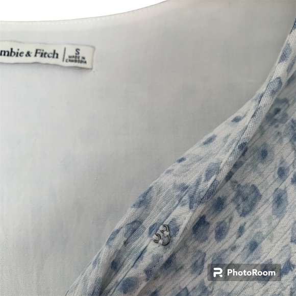 Abercrombie & Fitch Knot-Front Flutter Sleeve Top - Picture 9 of 9